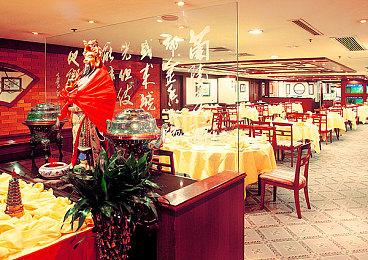 《如龙》夜店女郎演员面试现场照 性感女星参加试镜